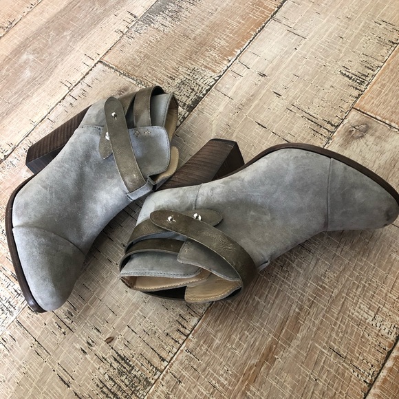rag & bone Shoes - Rag & bone suede grey leather booties. Size : 7